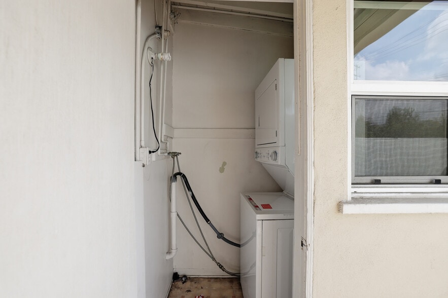 More Photos Of 3521 Ocean View Blvd, Glendale General Retail For Sale