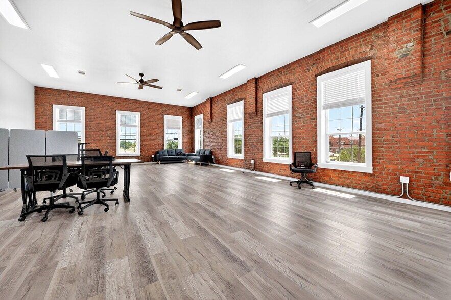 More Photos Of 201 N Bois D Arc St, Forney Storefront For Sale