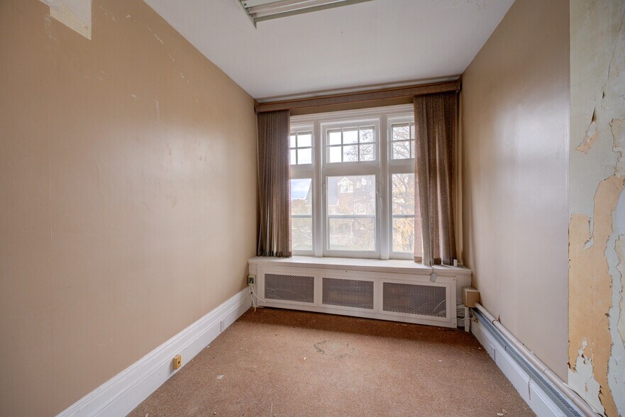 More Photos Of 41 Wellington St, Brantford Office For Sale