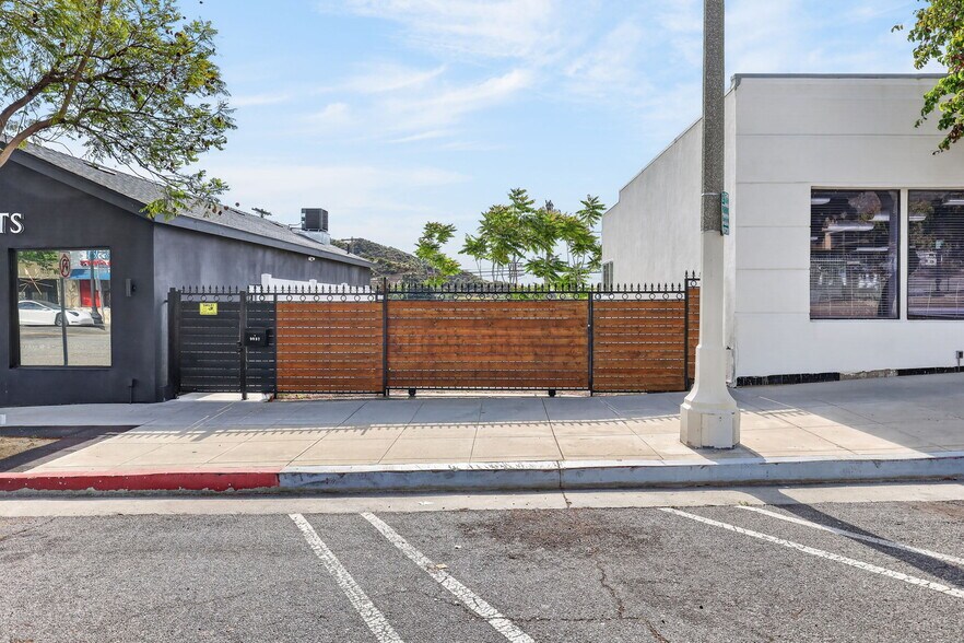 More Photos Of 9939 Commerce Ave, Tujunga Storefront For Sale