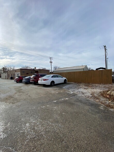 More Photos Of 703 Childs St, Wheaton Veterinarian Kennel For Sale