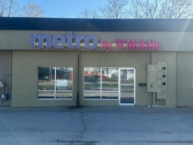 Primary Photo Of 906 2nd St, Coralville General Retail For Lease