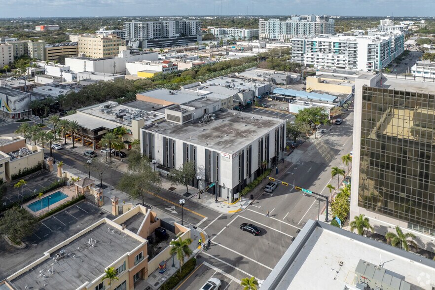 More Photos Of 1900 Tyler St, Hollywood Office For Lease