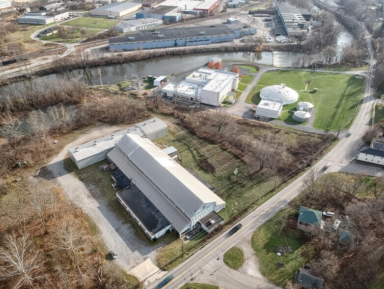 More Photos Of 800 N Water Ave, Sharon Service For Lease