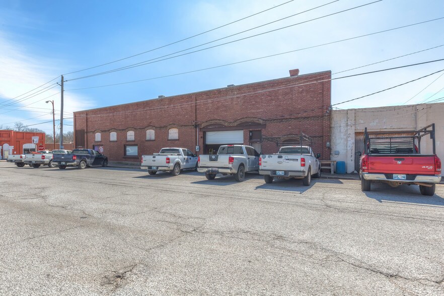 More Photos Of 204 S Broadway, Coweta Office For Sale