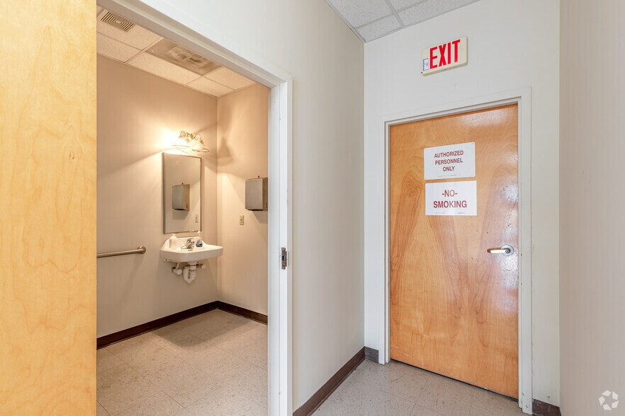 More Photos Of 1516 Kalamazoo Dr, Griffin Unknown For Lease