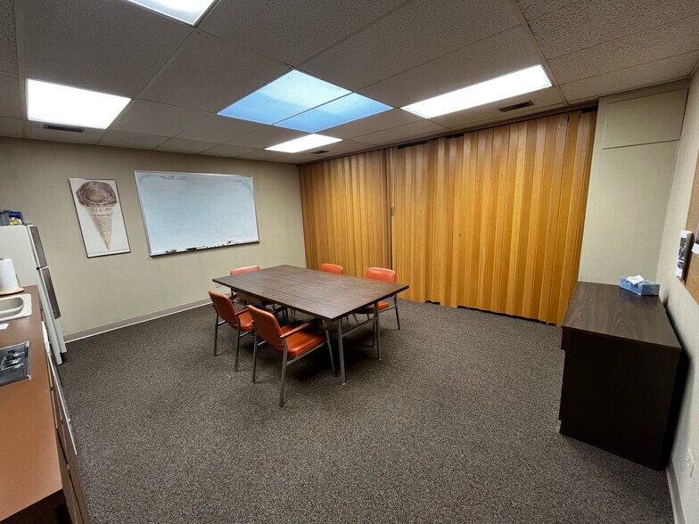 More Photos Of 2521 Gross Point Rd, Evanston Office For Lease