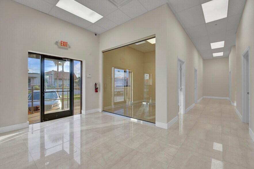 More Photos Of 901 Central Florida Pky, Orlando Warehouse For Lease