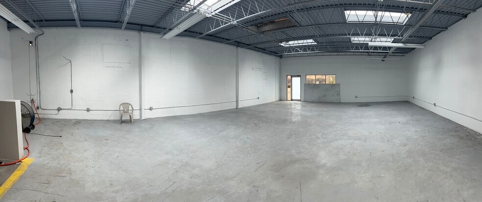 More Photos Of 4504 E Hillsborough Ave, Tampa Showroom For Lease