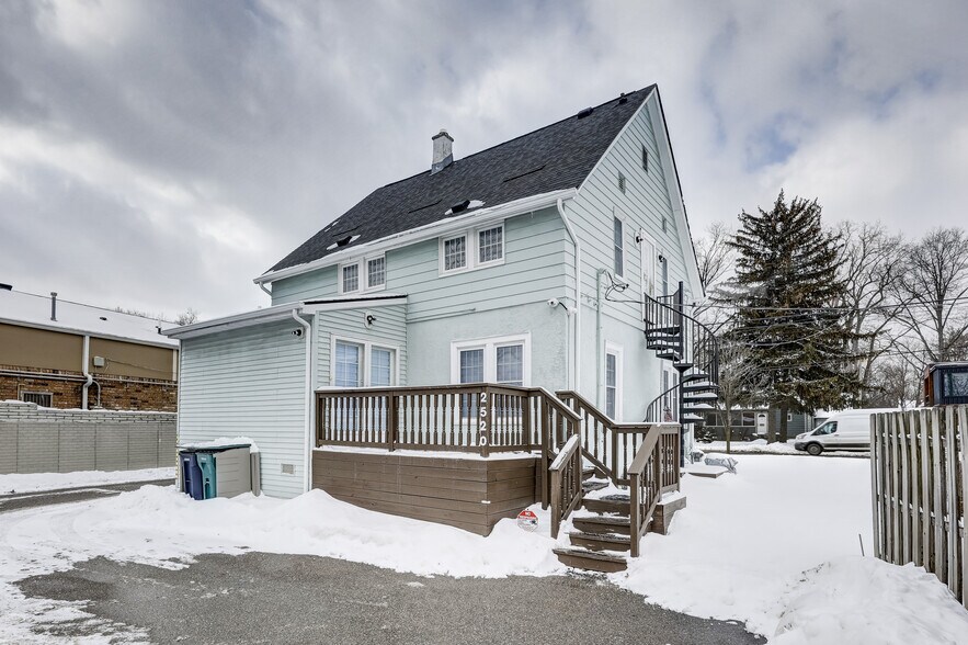 More Photos Of 2520 Rochester Rd, Royal Oak Office For Lease