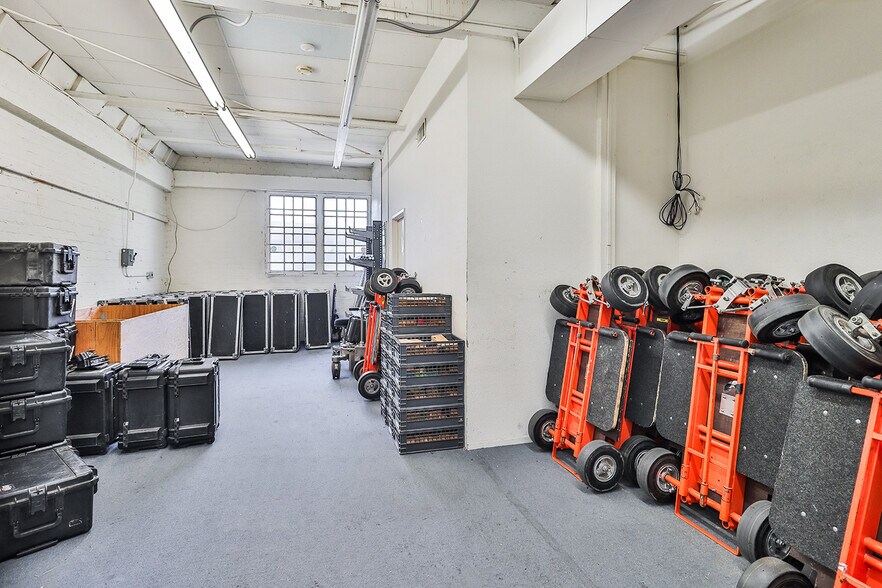 More Photos Of 2101 W Olive Ave, Burbank Warehouse For Sale