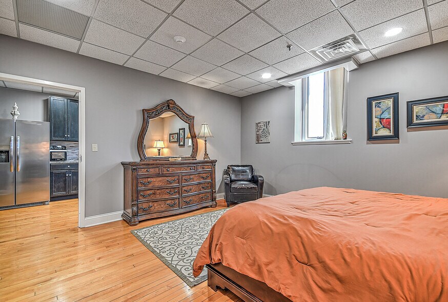 More Photos Of 220 Broad St, Kingsport Flex For Sale