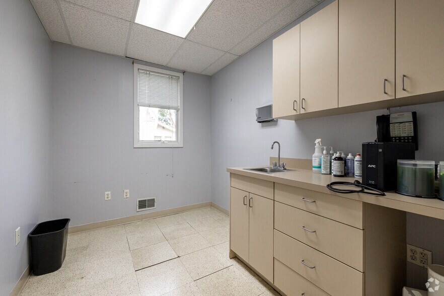 More Photos Of 914 Clifton Ave, Clifton Medical For Sale