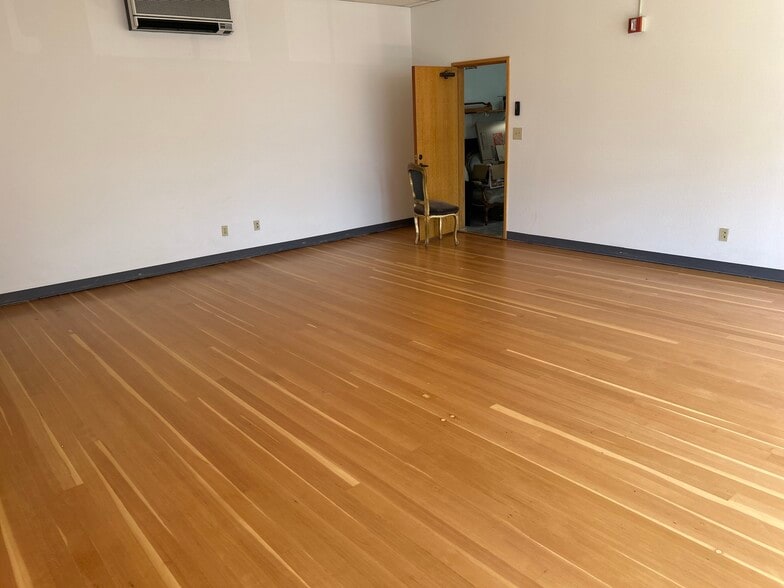 More Photos Of 701 6th Ave N, Seattle Storefront Retail Office For Lease