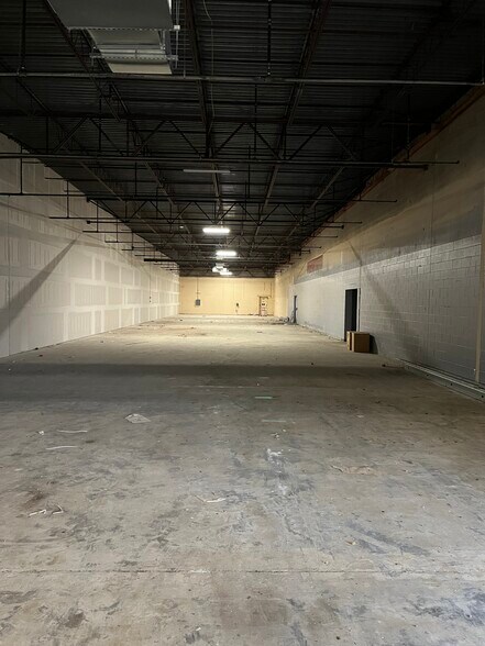 More Photos Of 2513 W Kingshighway, Paragould Department Store For Lease