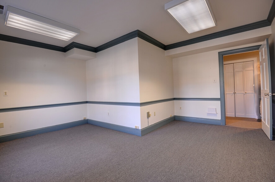 More Photos Of 13000 Harbor Dr, Woodbridge Office For Lease