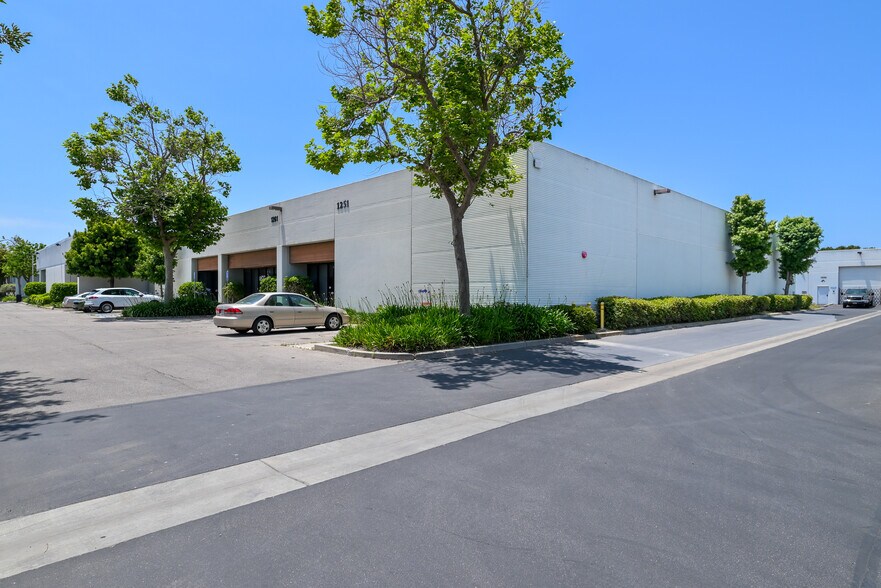 More Photos Of 1251-1271 Vanguard Dr, Oxnard Warehouse For Lease