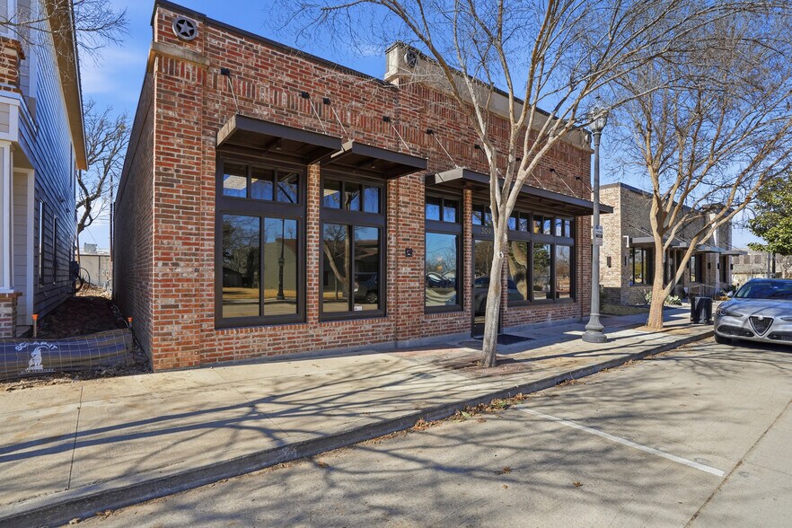 More Photos Of 309 N Oak St, Roanoke Office For Sale
