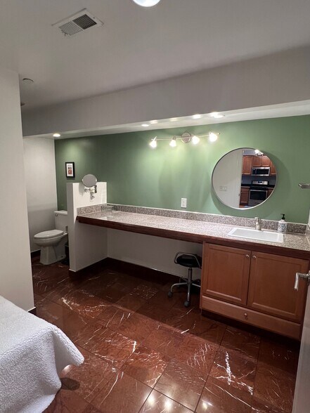 More Photos Of 418-420 E State St, Rockford Storefront For Sale