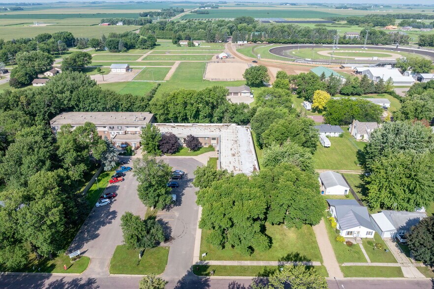 More Photos Of 3200 S Maple Ave, Slayton Apartments For Sale