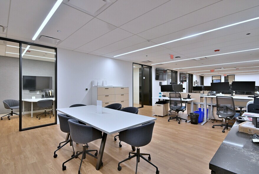 More Photos Of 2100 W 21st St, Broadview Light Manufacturing For Lease