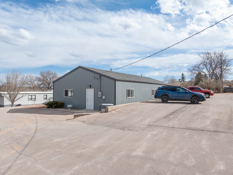 More Photos Of 5517 W Elm St, Black Hawk Showroom For Lease