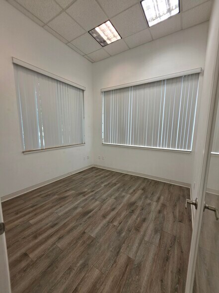 More Photos Of 7901 Kingspointe Pky, Orlando Showroom For Lease