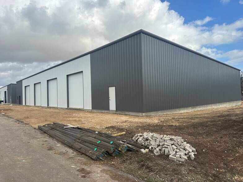 More Photos Of 563 Krueger Cyn, New Braunfels Industrial For Lease