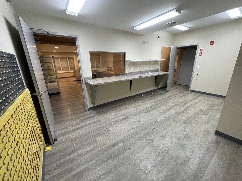 More Photos Of 255 Turnpike Rd, Southborough Freestanding For Lease