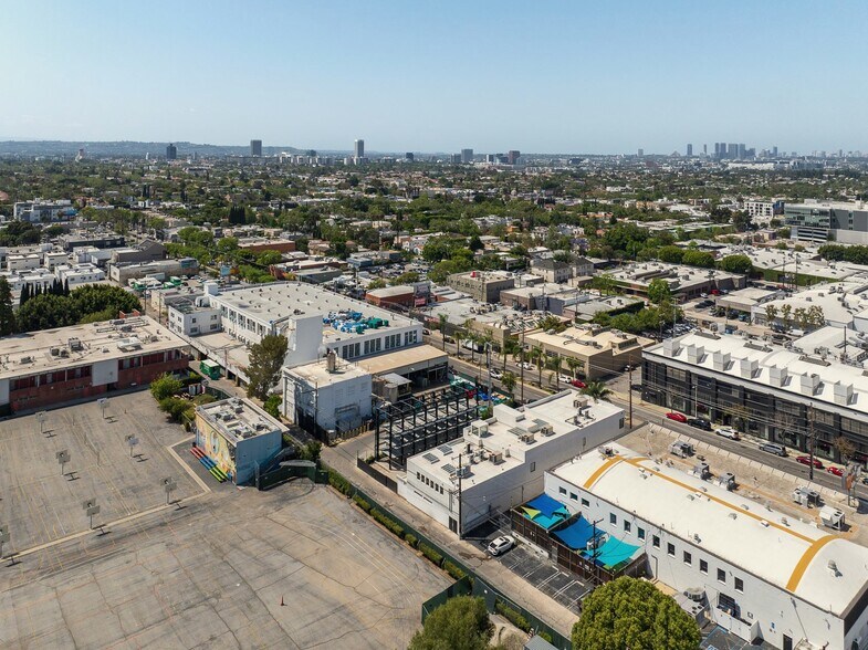 More Photos Of 940 N Highland Ave, Los Angeles Office For Sale