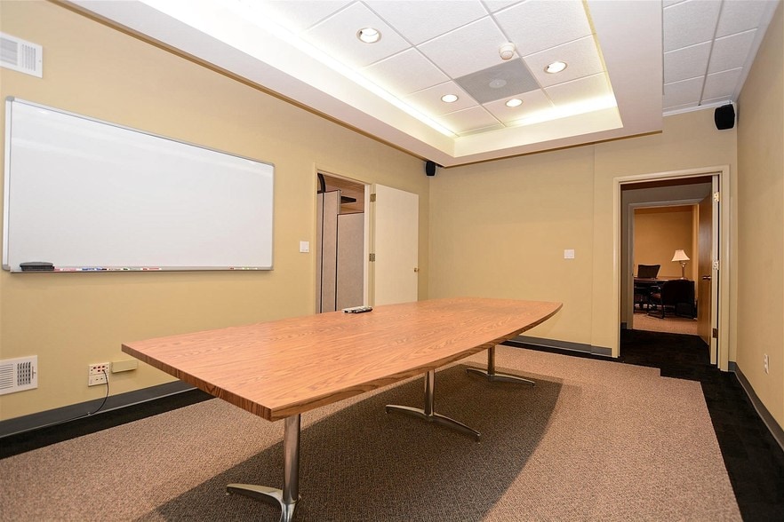 More Photos Of 512 Higgins Rd, Park Ridge Office For Lease