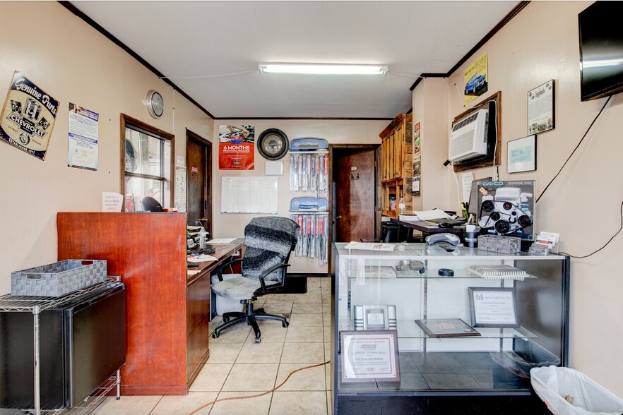 More Photos Of 2016 W Memorial Blvd, Lakeland Auto Repair For Lease