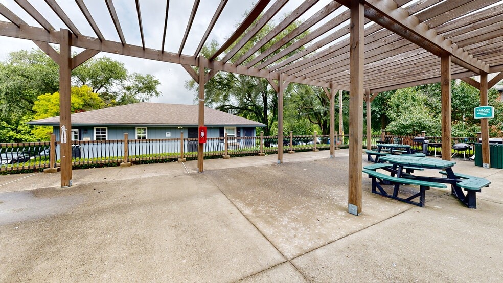 More Photos Of 2045 Cambridge Dr, Lexington Apartments For Sale