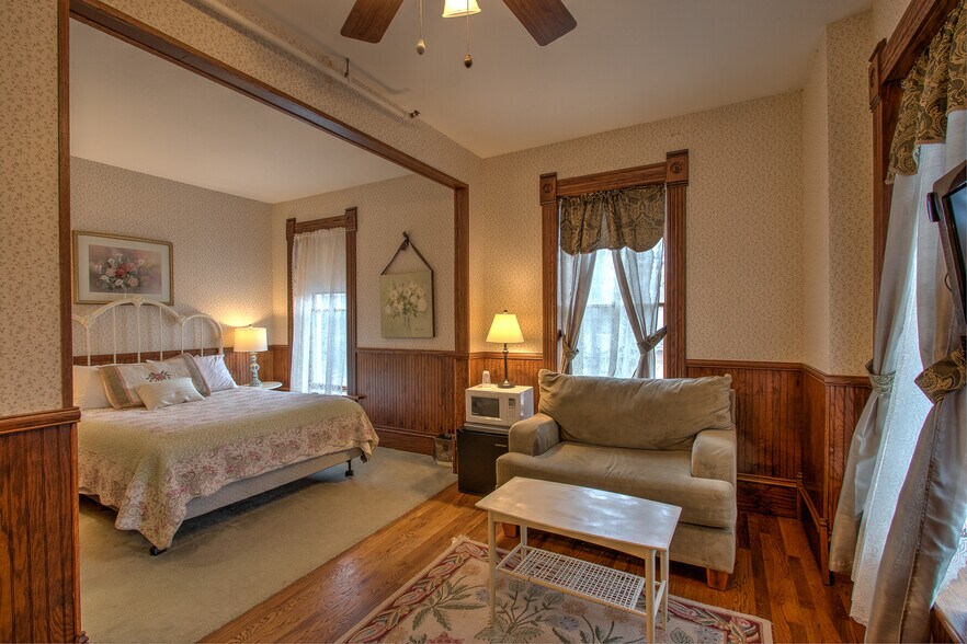 More Photos Of 80 4th St W, Rush City Hotel For Sale