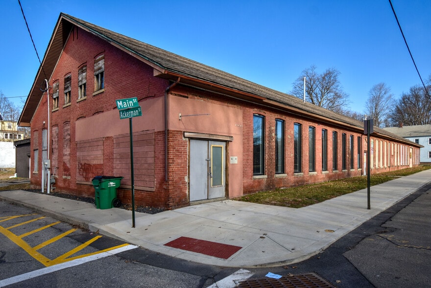 Primary Photo Of 578 Main St, Beacon Light Distribution For Lease