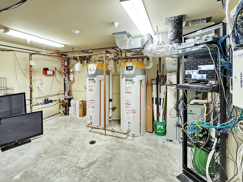 More Photos Of 1515 Planeview Dr, Oshkosh Hotel For Sale