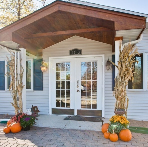 More Photos Of 4403 S Roberts Rd, Island Lake Veterinarian Kennel For Sale