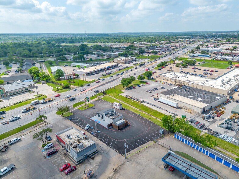 More Photos Of 316 Wilshire Blvd, Burleson Freestanding For Sale