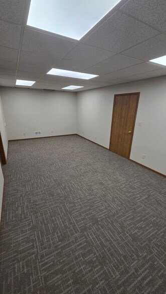 More Photos Of 1710 Lincoln Ave, Spirit Lake Office For Lease