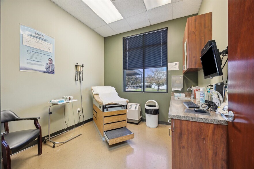 More Photos Of 14262 Gulf Fwy, Houston Medical For Sale