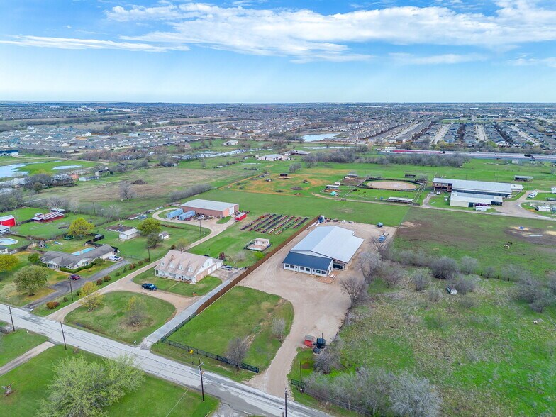 More Photos Of 1650 Staree Ln, Saginaw Flex For Lease