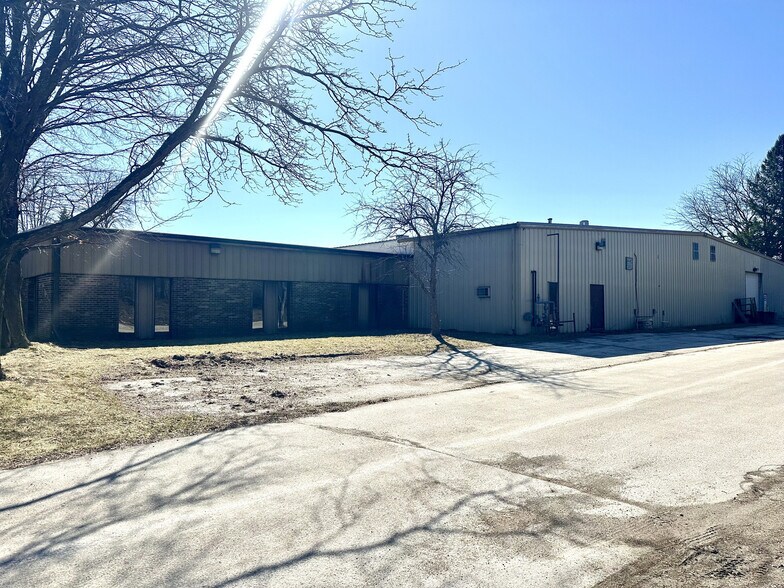 More Photos Of 525 Norton Dr, Hartland Light Manufacturing For Sale