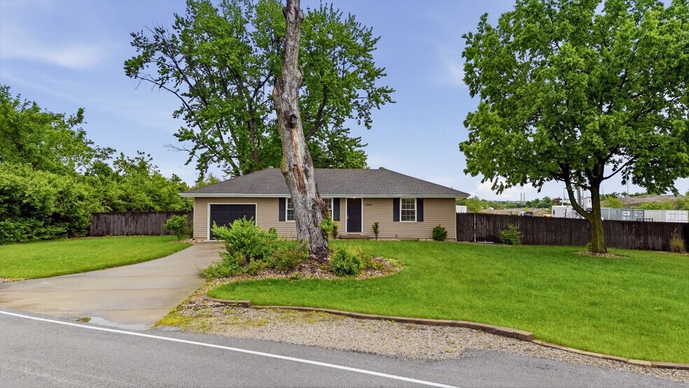More Photos Of 2450 NW Lowenstein Dr, Lee's Summit Flex For Sale