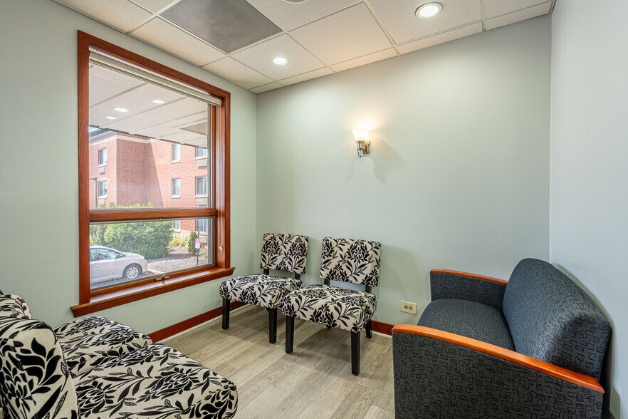 More Photos Of 401 N York St, Elmhurst Medical For Lease