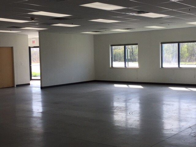 More Photos Of 953-977 S Northpoint Blvd, Waukegan Warehouse For Lease