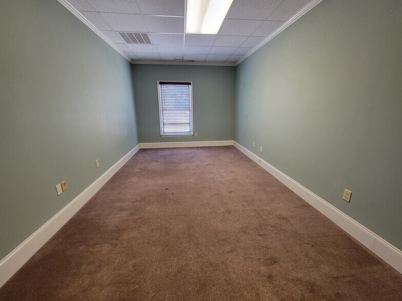 More Photos Of 115 Sycamore Dr, Athens Office For Sale