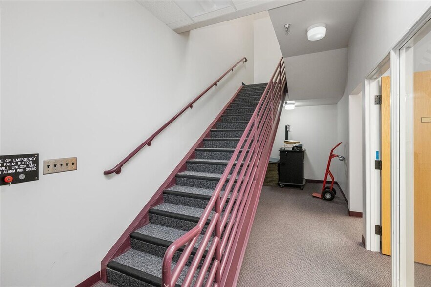 More Photos Of 7001 Jewel Lake Rd, Anchorage Office For Sale
