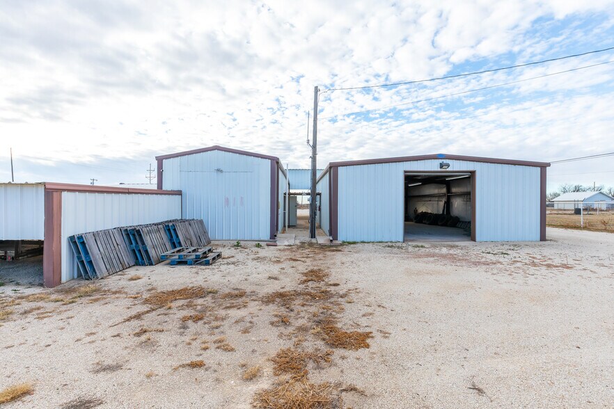 More Photos Of 711 S 3rd Ave, Munday Warehouse For Sale