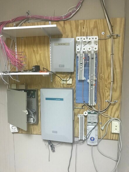 More Photos Of 232-236 Industrial Park Dr, Commerce Office For Lease