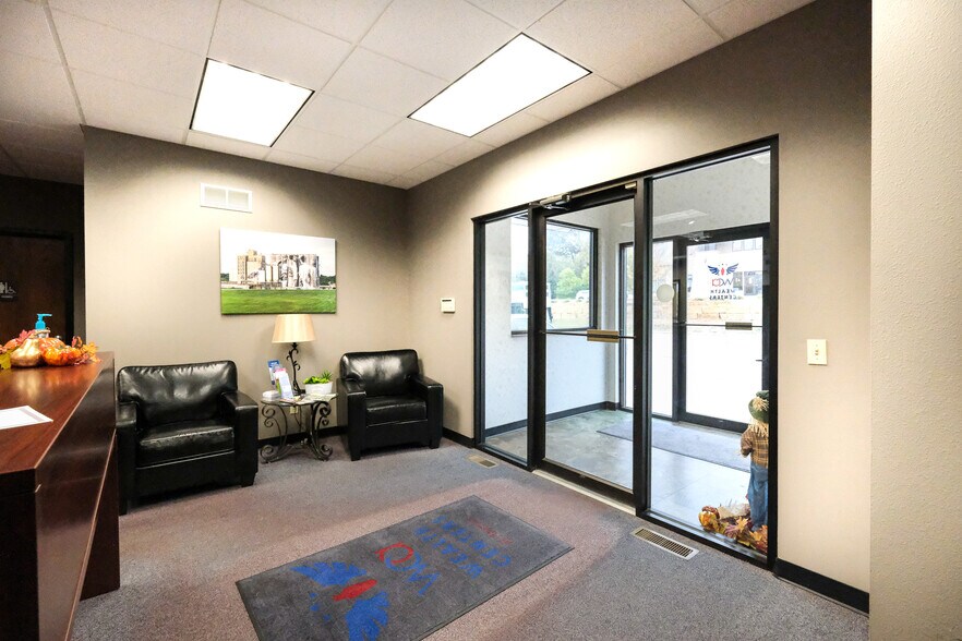 More Photos Of 40 Good Counsel Dr, Mankato Office For Sale